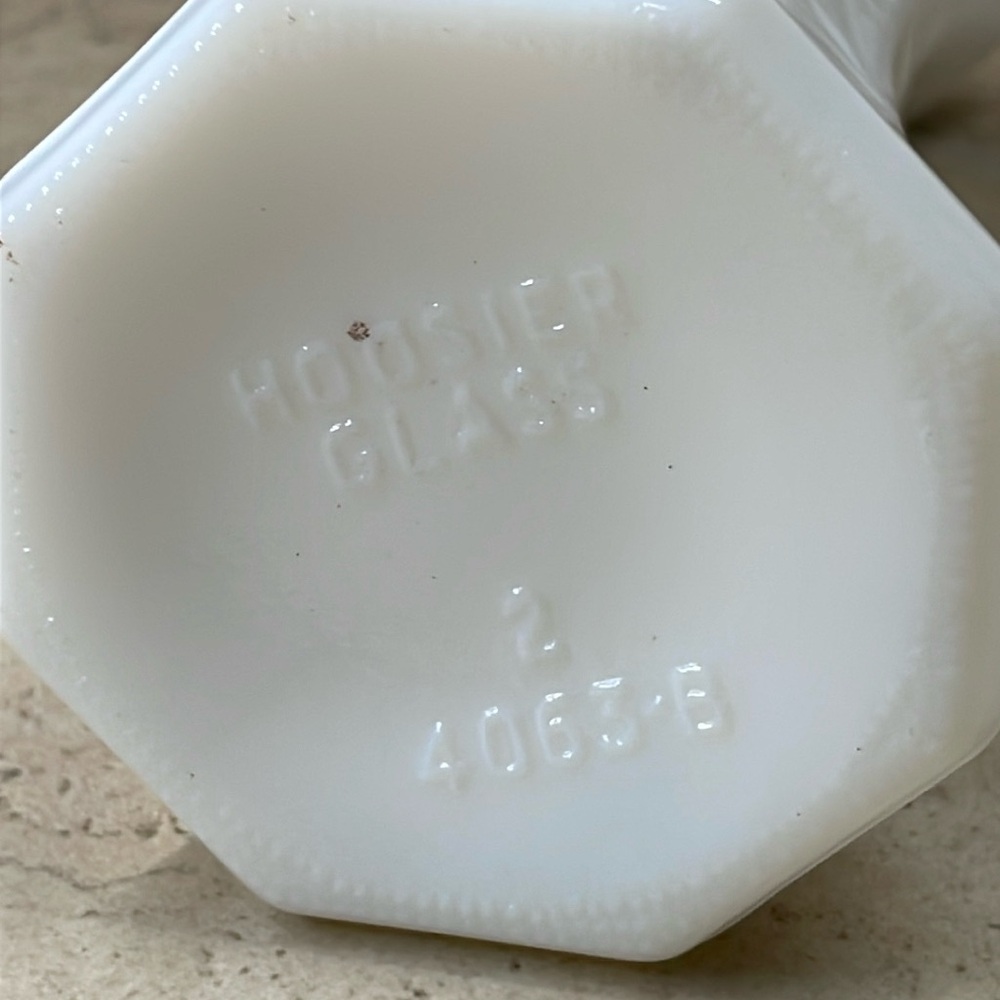 HOOSIER Vintage Glass White Milk Glass Bud Vase 4063-B Star Burst 6" Opaque - Picture 3 of 4